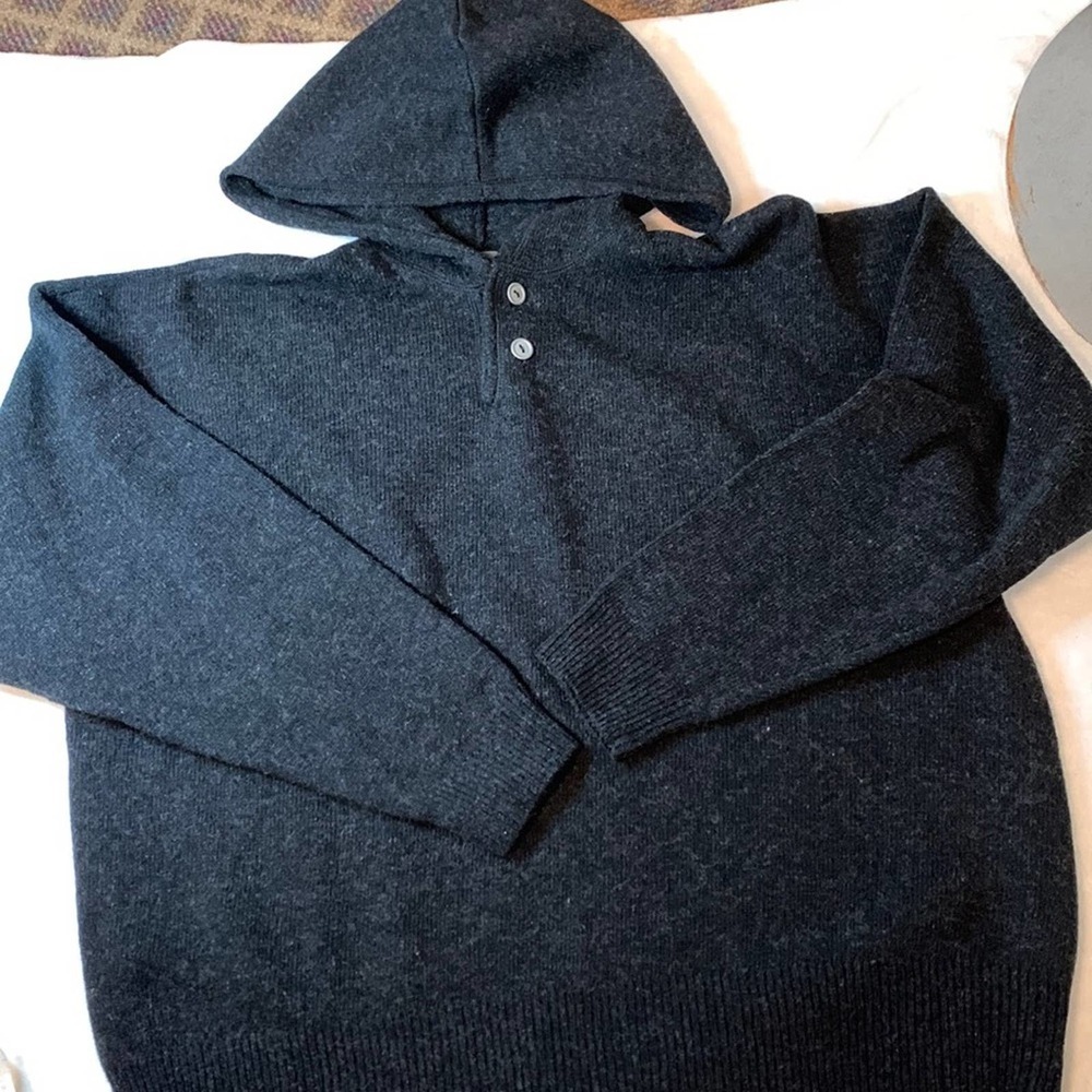 Liz wear Mens Black/Gray Drop Shoulder Hooded Sweater. EUC but is short.